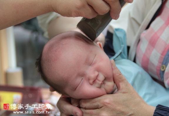 張寶寶(新北永和區嬰兒寶寶滿月剃頭理髮、免費嬰兒剃胎毛儀式吉祥話)。中國風會場，爸媽寶貝免費穿「日中韓」古裝禮服。專業拍照、DVD光碟、證書。★購買「臍帶章、肚臍章、胎毛筆刷印章」贈送：剃頭、收涎、抓周，三選一。 2015.10.31 照片18